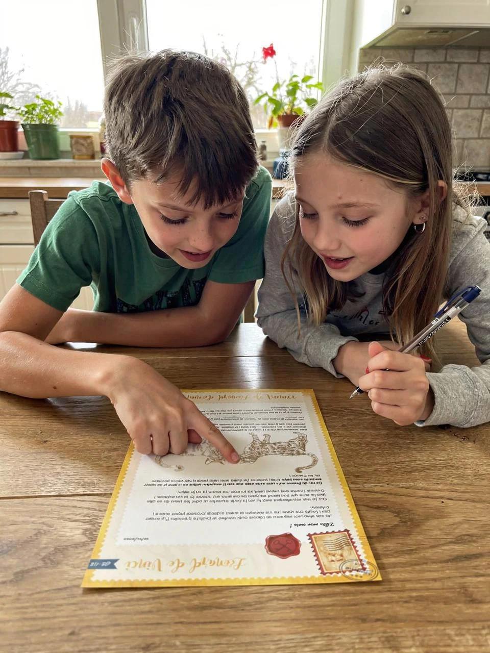 Deux enfants qui découvrent leur lettre Mysteria ensemble