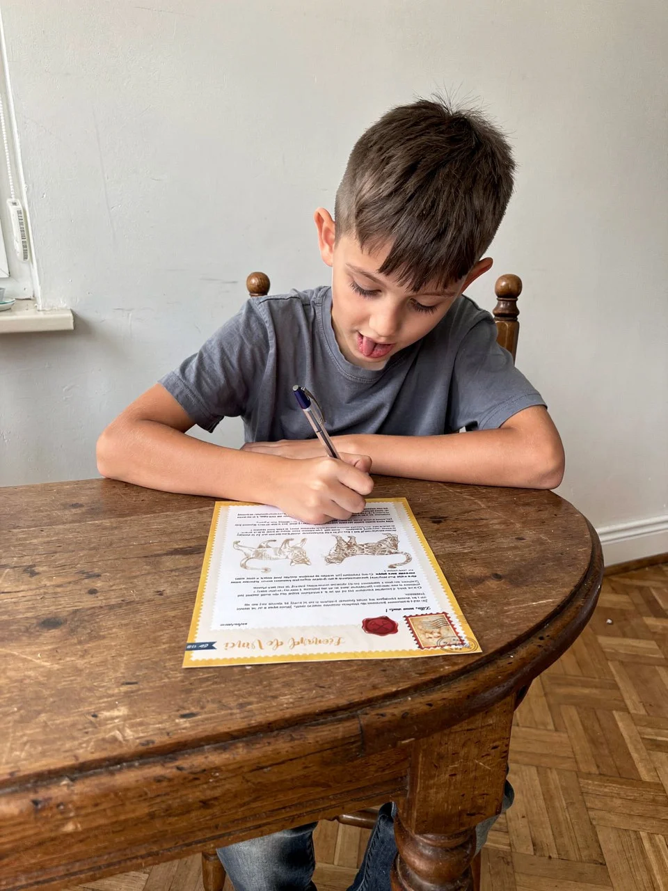 Garçon qui lit sa lettre Mysteria personnalisée